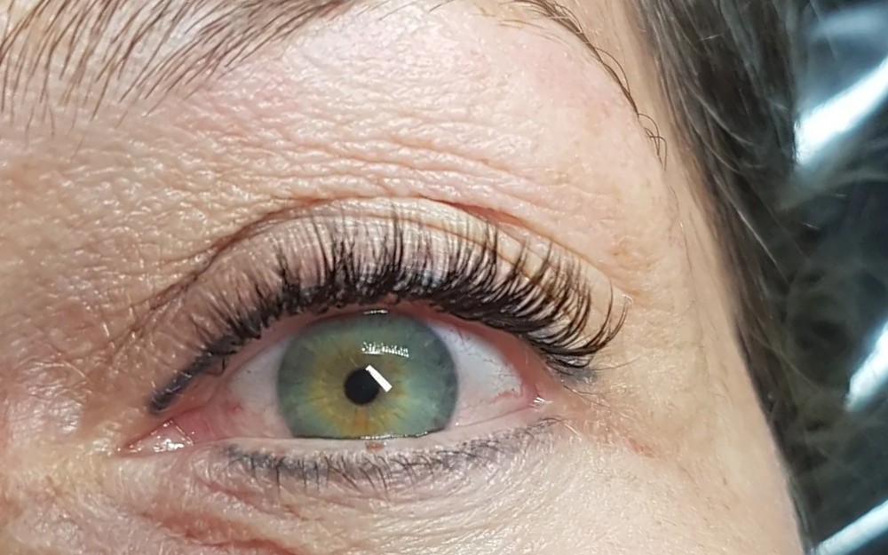 3D wimperextensions bij een groen oog
