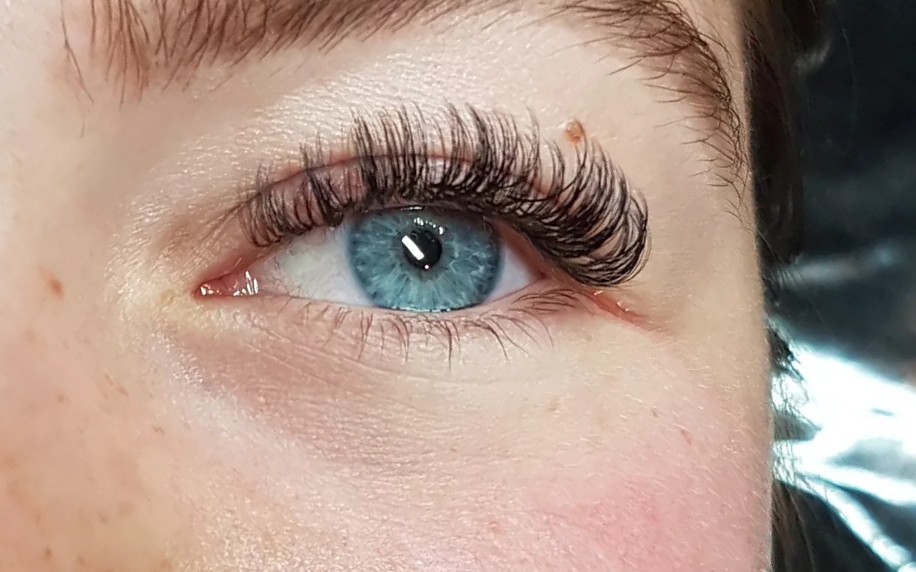 Wimperextensions 3D/Russian volume bij een blauw oog, gezet door Iris