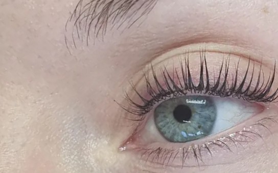 Resultaat van een lash lifting: gekrulde eigen wimpers