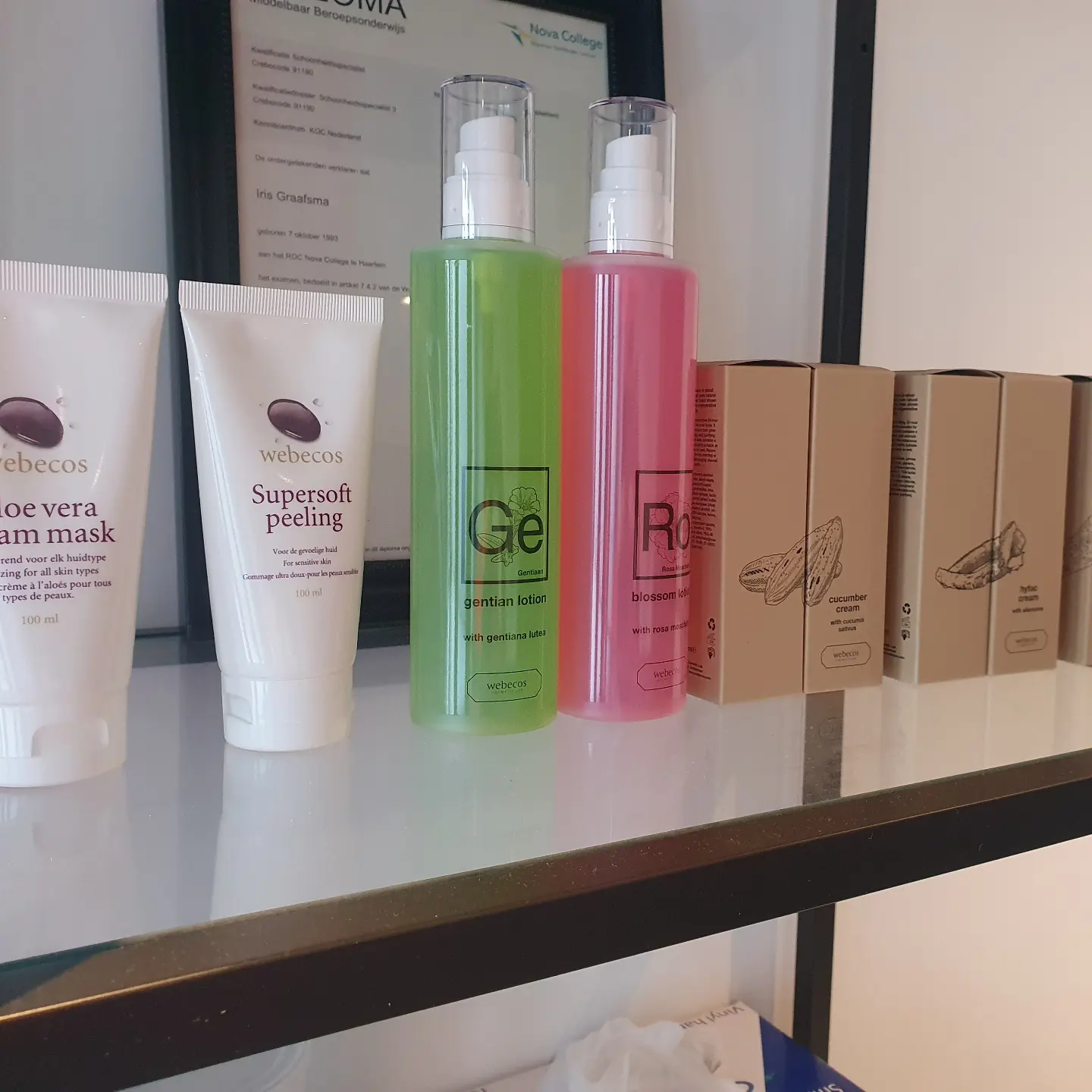 Verzorgingsproducten op de plank in de salon